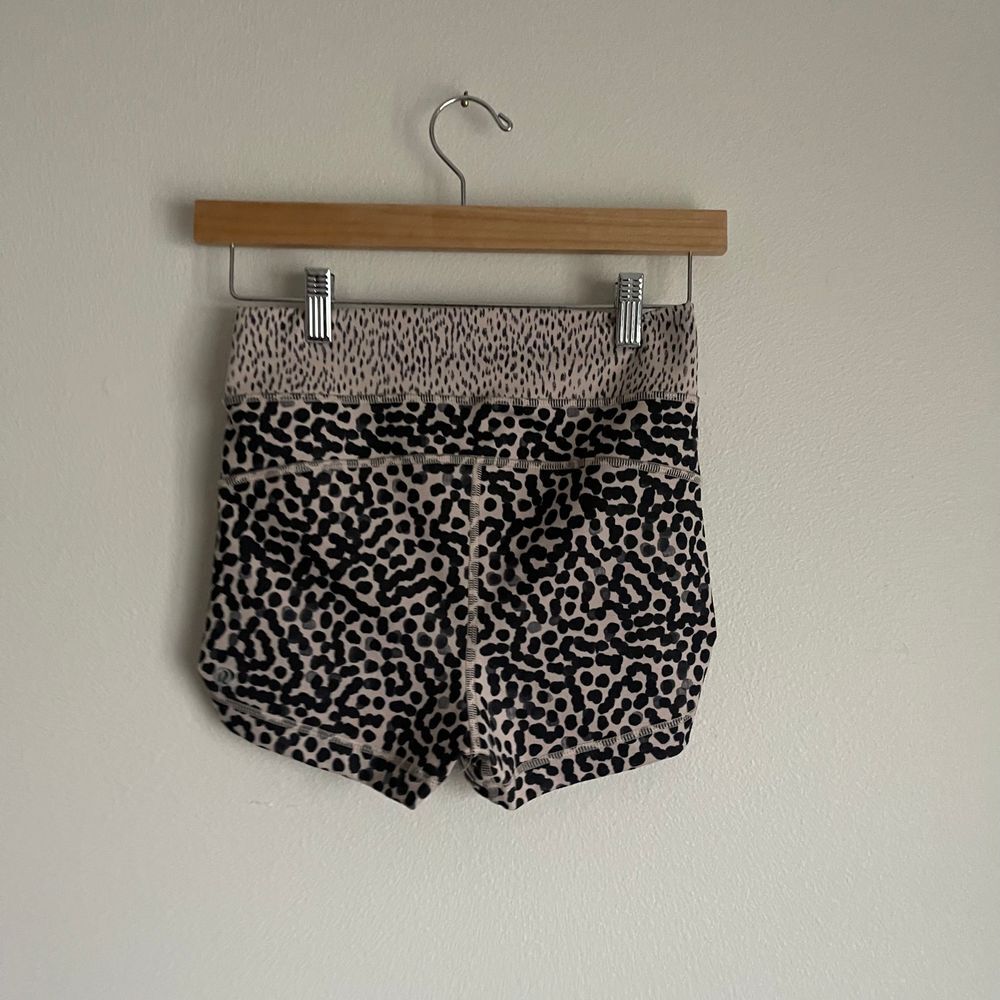 Lululemon Y2K‎ Liberty Leopard Print Women's Shorts - Picture 7 of 10